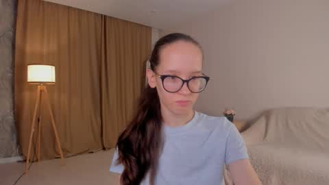 Snapshot of lynettebails chatting on 10/26/25, 04:02 Sara online show from 10/26/25, 04:02