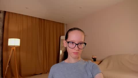 Snapshot of lynettebails chatting on 10/28/25, 04:42 Sara online show from 10/28/25, 04:42