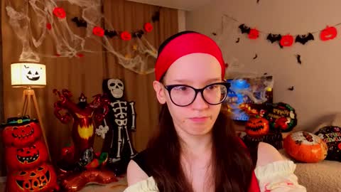 Snapshot of lynettebails chatting on 10/29/25, 04:42 Sara online show from 10/29/25, 04:42