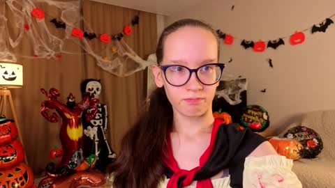 Snapshot of lynettebails chatting on 10/31/25, 04:08 Sara online show from 10/31/25, 04:08