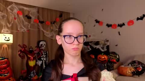 Snapshot of lynettebails chatting on 11/01/25, 04:09 Sara online show from 11/01/25, 04:09