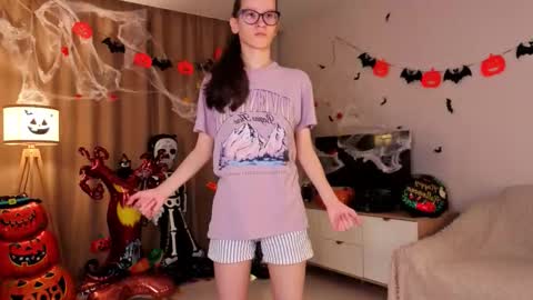 Snapshot of lynettebails chatting on 11/02/25, 04:09 Sara online show from 11/02/25, 04:09