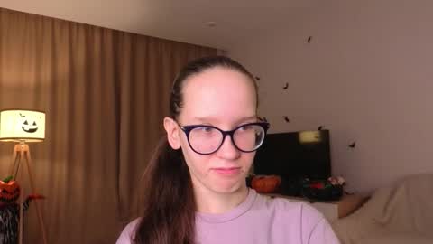 Snapshot of lynettebails chatting on 11/12/25, 04:18 Sara online show from 11/12/25, 04:18