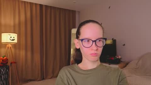 Snapshot of lynettebails chatting on 11/18/25, 04:33 Sara online show from 11/18/25, 04:33