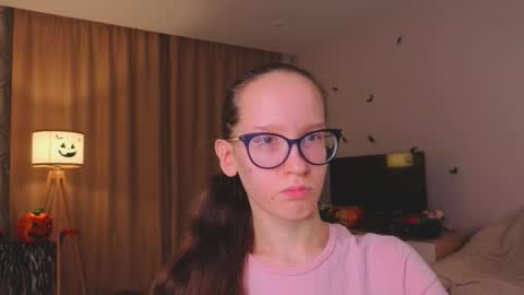 Snapshot of lynettebails chatting on 11/19/25, 04:18 Sara online show from 11/19/25, 04:18