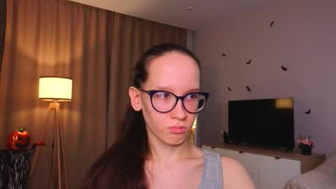 Snapshot of lynettebails chatting on 11/22/25, 04:17 Sara online show from 11/22/25, 04:17