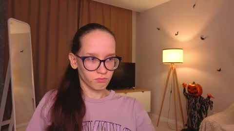 Snapshot of lynettebails chatting on 11/24/25, 04:07 Sara online show from 11/24/25, 04:07