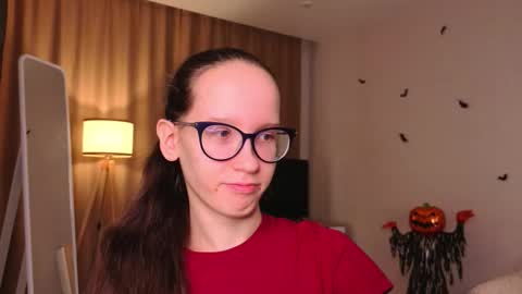 Snapshot of lynettebails chatting on 11/26/25, 04:19 Sara online show from 11/26/25, 04:19