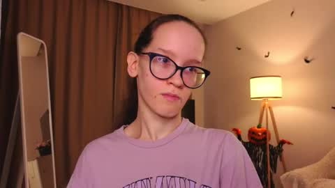 Snapshot of lynettebails chatting on 11/29/25, 04:43 Sara online show from 11/29/25, 04:43