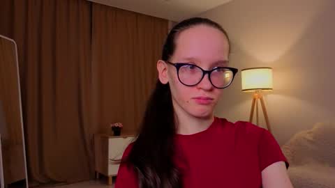 Snapshot of lynettebails chatting on 12/16/25, 04:34 Sara online show from 12/16/25, 04:34