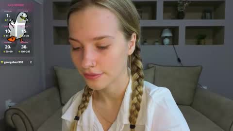 Snapshot of lynntiny chatting on 11/12/25, 03:23 Lynn online show from 11/12/25, 03:23