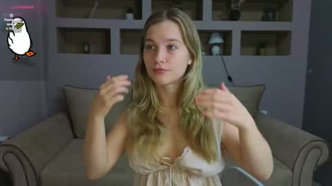 Snapshot of lynntiny chatting on 11/16/25, 03:17 Lynn online show from 11/16/25, 03:17