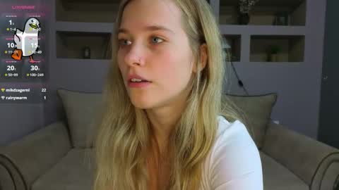 Snapshot of lynntiny chatting on 11/21/25, 04:27 Lynn online show from 11/21/25, 04:27