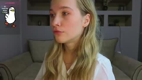 Snapshot of lynntiny chatting on 11/23/25, 03:45 Lynn online show from 11/23/25, 03:45