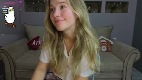 Snapshot of lynntiny chatting on 12/14/25, 06:45 Lynn online show from 12/14/25, 06:45