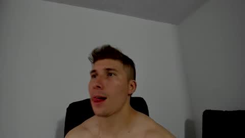 Snapshot of lyonel15 chatting on 11/28/25, 10:12 Lyonel online show from 11/28/25, 10:12