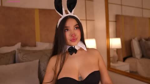 Snapshot of lyrabellini chatting on 05/13/26, 10:45 online show from 05/13/26, 10:45