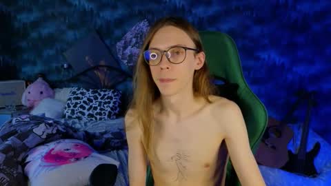 Snapshot of m1shq chatting on 10/10/25, 10:25 m1shq online show from 10/10/25, 10:25