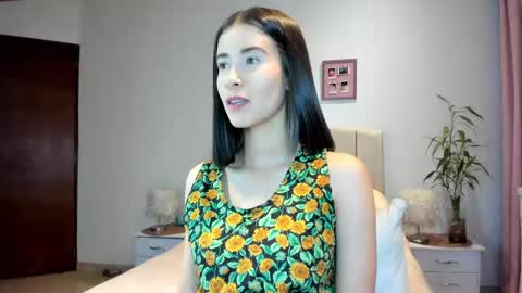 Snapshot of macarena_vallejo_ chatting on 02/18/25, 01:54 Macarena online show from 02/18/25, 01:54
