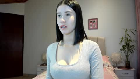 Snapshot of macarena_vallejo_ chatting on 10/11/25, 02:44 Macarena online show from 10/11/25, 02:44