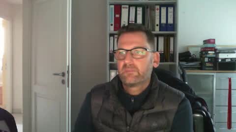 Snapshot of macfly67 chatting on 12/16/24, 01:22 macfly67 online show from 12/16/24, 01:22