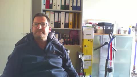 Snapshot of macfly67 chatting on 10/18/25, 02:18 macfly67 online show from 10/18/25, 02:18