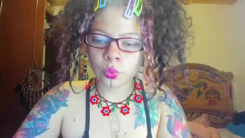 Snapshot of madam_sativa chatting on 02/11/25, 07:05 di online show from 02/11/25, 07:05