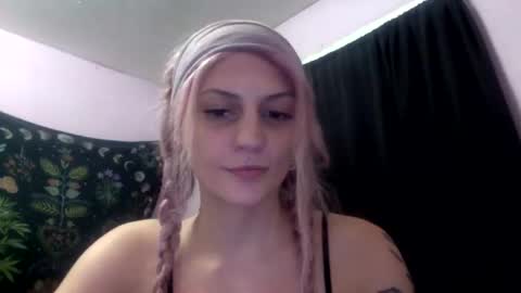 Snapshot of madelinevalentine chatting on 09/22/25, 04:14 madeline online show from 09/22/25, 04:14