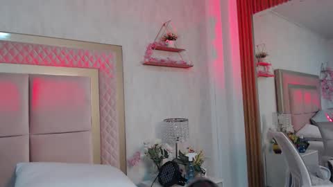 madhison_5 online show from 04/23/26, 12:15