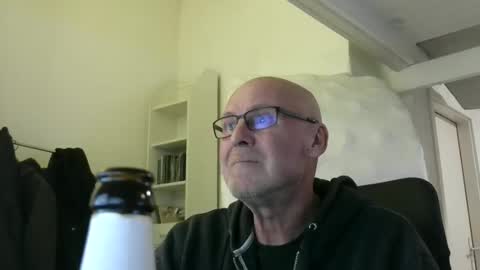 Snapshot of madio1187940 chatting on 12/15/25, 04:11 madio1187940 online show from 12/15/25, 04:11