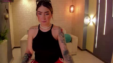 Maddi Collins online show from 10/12/25, 05:23