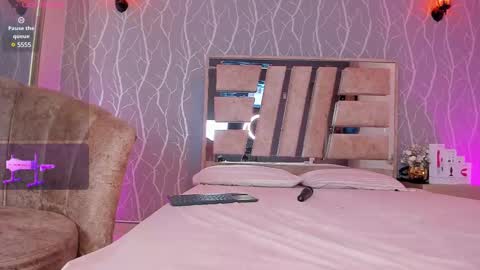 Snapshot of madisson_fox1 chatting on 02/21/25, 06:37 online show from 02/21/25, 06:37