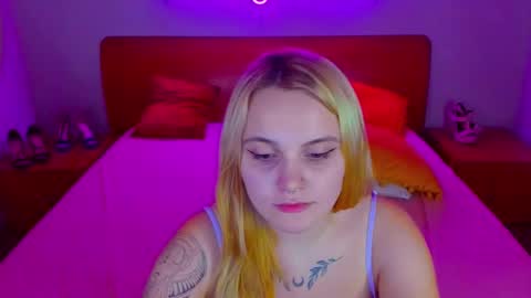 Snapshot of magiceyess chatting on 12/21/24, 11:01 Lili and Bella online show from 12/21/24, 11:01