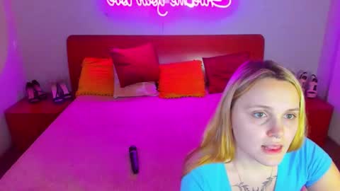 Snapshot of magiceyess chatting on 01/22/25, 10:18 Lili and Bella online show from 01/22/25, 10:18