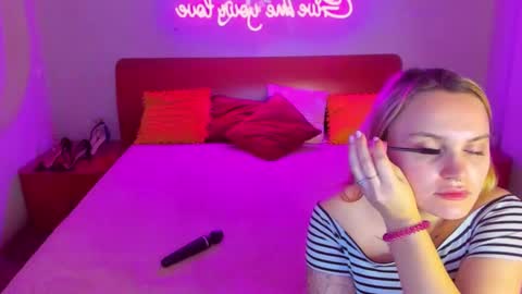 Snapshot of magiceyess chatting on 03/11/25, 07:15 Lili and Bella online show from 03/11/25, 07:15