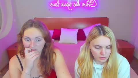 Snapshot of magiceyess chatting on 12/15/25, 06:01 Lili and Bella online show from 12/15/25, 06:01