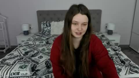 Snapshot of magicpeachhs chatting on 05/08/26, 05:35 Emily online show from 05/08/26, 05:35