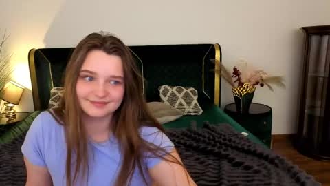 Snapshot of magicpeachhs chatting on 05/11/26, 04:26 Emily online show from 05/11/26, 04:26