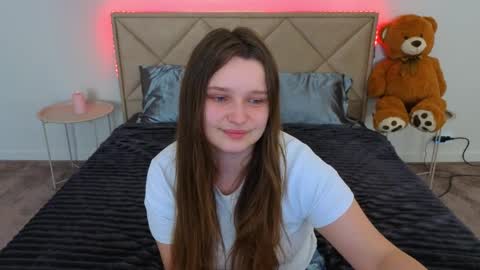 Snapshot of magicpeachhs chatting on 05/12/26, 05:59 Emily online show from 05/12/26, 05:59