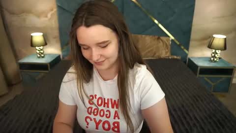 Snapshot of magicpeachhs chatting on 07/15/26, 06:24 Emily online show from 07/15/26, 06:24