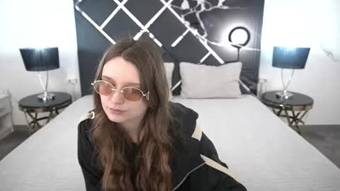 Snapshot of magicpeachhs chatting on 07/29/26, 06:00 Emily online show from 07/29/26, 06:00