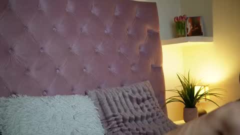  Maia  online show from 11/12/25, 09:03