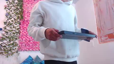 Snapshot of maiky_jeans chatting on 10/27/25, 09:41 maiky_jeans online show from 10/27/25, 09:41