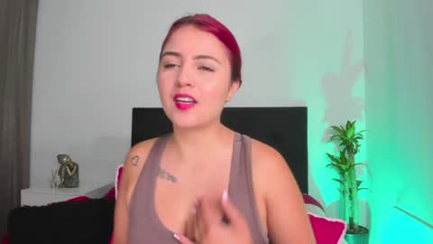 Snapshot of mailyn_1 chatting on 12/13/24, 02:43 Mailyn online show from 12/13/24, 02:43