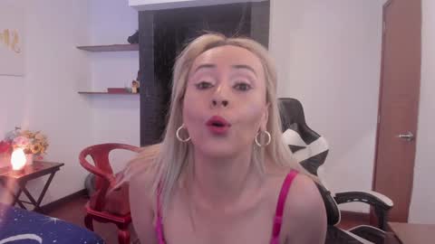 Snapshot of mailyn_jung_ chatting on 01/22/25, 11:34 Carolina Barrantes Munera online show from 01/22/25, 11:34