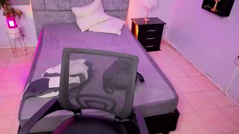 MAITE STONE1 online show from 12/21/25, 03:35