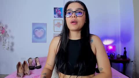 Snapshot of maithe_022 chatting on 10/25/25, 02:02 mai online show from 10/25/25, 02:02