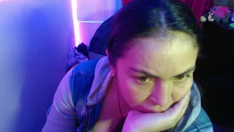 Snapshot of maitte_22 chatting on 02/13/25, 01:40 Hello friends Im on another account    online show from 02/13/25, 01:40