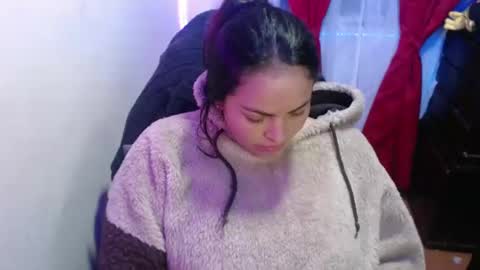 Snapshot of maitte_22 chatting on 02/20/25, 01:36 Hello friends Im on another account    online show from 02/20/25, 01:36