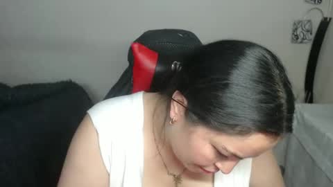 Snapshot of maitte_22 chatting on 10/28/25, 02:04 Hello friends Im on another account    online show from 10/28/25, 02:04